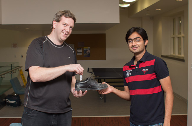 Dave and Sayantan draw for the first racquet.